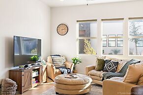 #18 At Bloomington Country Club 4 Bedroom Townhouse by Redawning