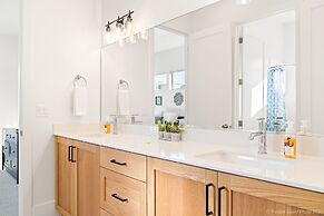 #18 At Bloomington Country Club 4 Bedroom Townhouse by Redawning