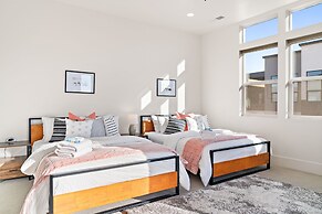 #18 At Bloomington Country Club 4 Bedroom Townhouse by Redawning