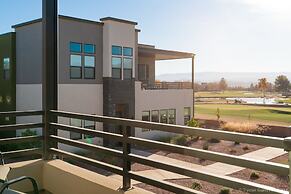 #18 At Bloomington Country Club 4 Bedroom Townhouse by Redawning