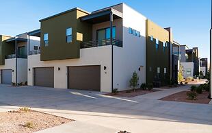 #18 At Bloomington Country Club 4 Bedroom Townhouse by Redawning