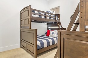 #18 At Bloomington Country Club 4 Bedroom Townhouse by Redawning