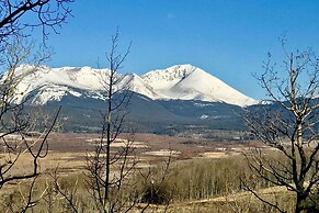 Luxury , Views, Hot Tub & Chef Kitchen 4 Bedroom Home by RedAwning