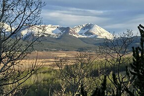 Luxury , Views, Hot Tub & Chef Kitchen 4 Bedroom Home by RedAwning