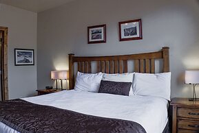 Foxpoint 2 Bedroom Condo by RedAwning