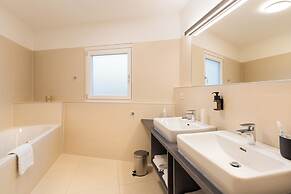 URBAN ISLAND - Riverside Apartments