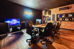 Elegant Brand New 9 Bedrooms House With Private Pool at Solara Resort 