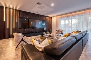 Elegant Brand New 9 Bedrooms House With Private Pool at Solara Resort 