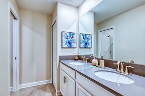 Gorgeous Brand New 7 Bedrooms House With Pool and Game Room at Champio