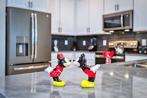 Gorgeous Brand New 7 Bedrooms House With Pool and Game Room at Champio