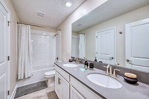 Gorgeous Brand New 7 Bedrooms House With Pool and Game Room at Champio