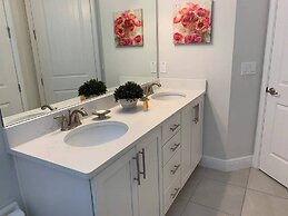 Amazing 5 Bedrooms House With Private Pool at Encore Resort (7711)