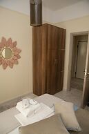 Stata Deluxe Apt Must