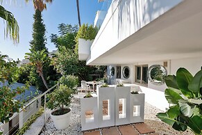 Clifton YOLO Spaces – Clifton Mansion Villa