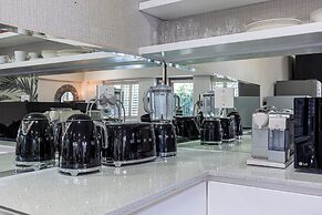 Clifton YOLO Spaces – Clifton Mansion Villa