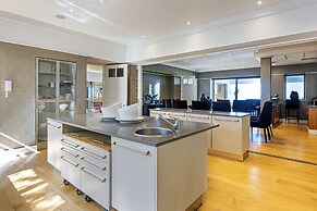 Clifton YOLO Spaces – Clifton Mansion Villa