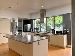 Clifton YOLO Spaces – Clifton Mansion Villa