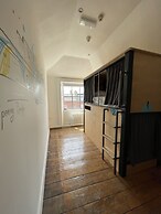 Leevin Hostel George