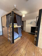 Leevin Hostel George