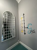 Leevin Hostel George