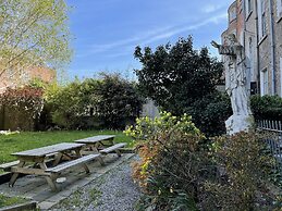 Leevin Hostel George