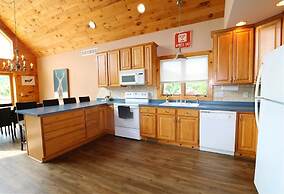 Northwood Views 4 Bedroom Chalet by Redawning