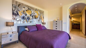 Fully Staffed, Beach Frontage Luxury Villa