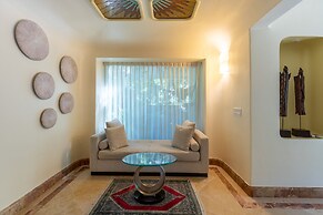 Fully Staffed, Beach Frontage Luxury Villa