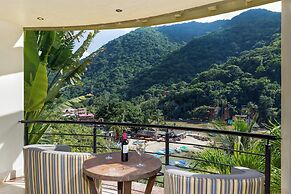 Fully Staffed, Beach Frontage Luxury Villa