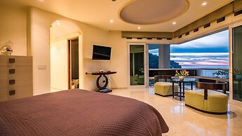 Fully Staffed, Beach Frontage Luxury Villa