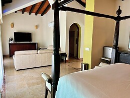 Fully Staffed, Beach Frontage Luxury Villa