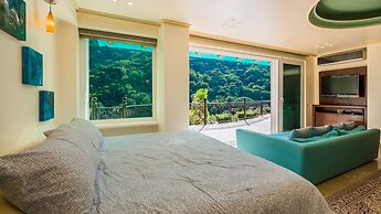 Fully Staffed, Beach Frontage Luxury Villa