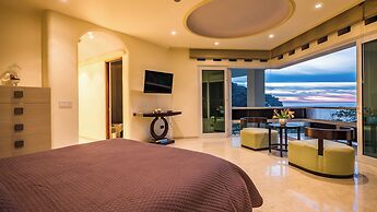 Fully Staffed, Beach Frontage Luxury Villa