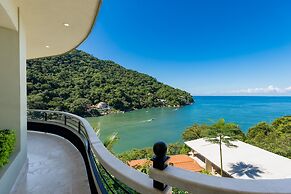 Fully Staffed, Beach Frontage Luxury Villa