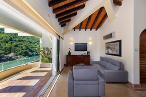 Fully Staffed, Beach Frontage Luxury Villa