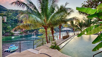 Fully Staffed, Beach Frontage Luxury Villa