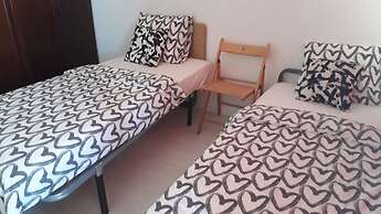 Twin Beds Bedroom Sharing, Wifi and Ac, 300 Meters From Station