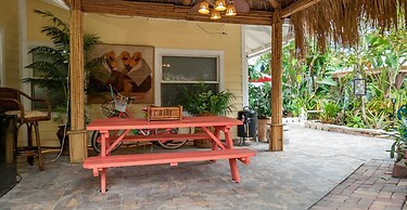 The Secret Garden - The Cottage Near Beach, Shops, Restaurants, Pet Fr