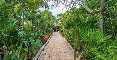 The Secret Garden - The Cottage Near Beach, Shops, Restaurants, Pet Fr