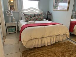 The Secret Garden - The Cottage Near Beach, Shops, Restaurants, Pet Fr