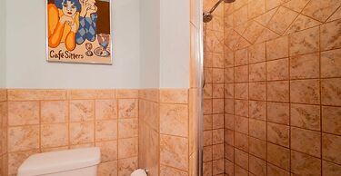 The Secret Garden - The Cottage Near Beach, Shops, Restaurants, Pet Fr