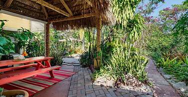 The Secret Garden - The Cottage Near Beach, Shops, Restaurants, Pet Fr