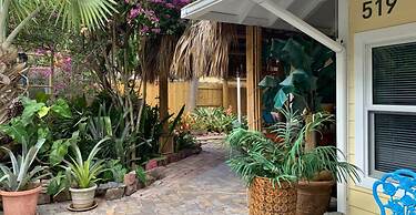 The Secret Garden - The Cottage Near Beach, Shops, Restaurants, Pet Fr