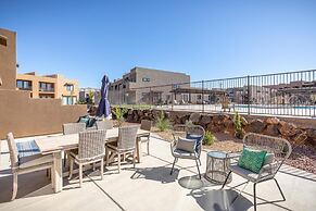 Poolside Escape At The Ledges