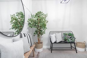 Poolside Escape At The Ledges