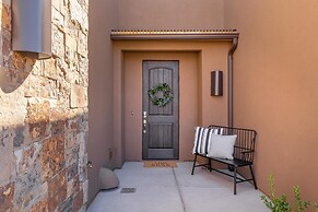 Poolside Escape At The Ledges