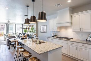 Poolside Escape At The Ledges