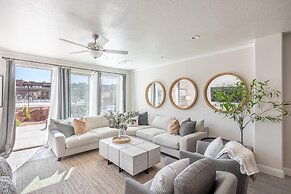 Poolside Escape At The Ledges