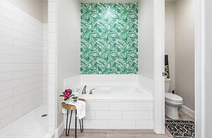 Poolside Escape At The Ledges