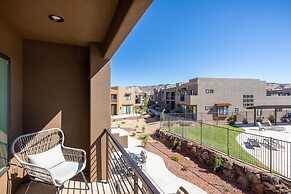 Poolside Escape At The Ledges